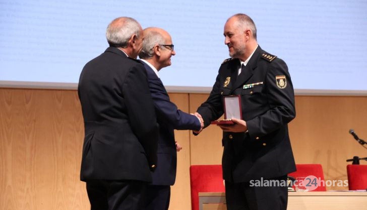 GALERÍA | El comisario provincial de la Policía Nacional, Claudio Díaz, recoge la Medalla de Oro de la provincia