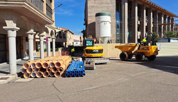 El Ayuntamiento de Carbajosa inicia las obras de renovación de redes de abastecimiento y saneamiento en el centro urbano