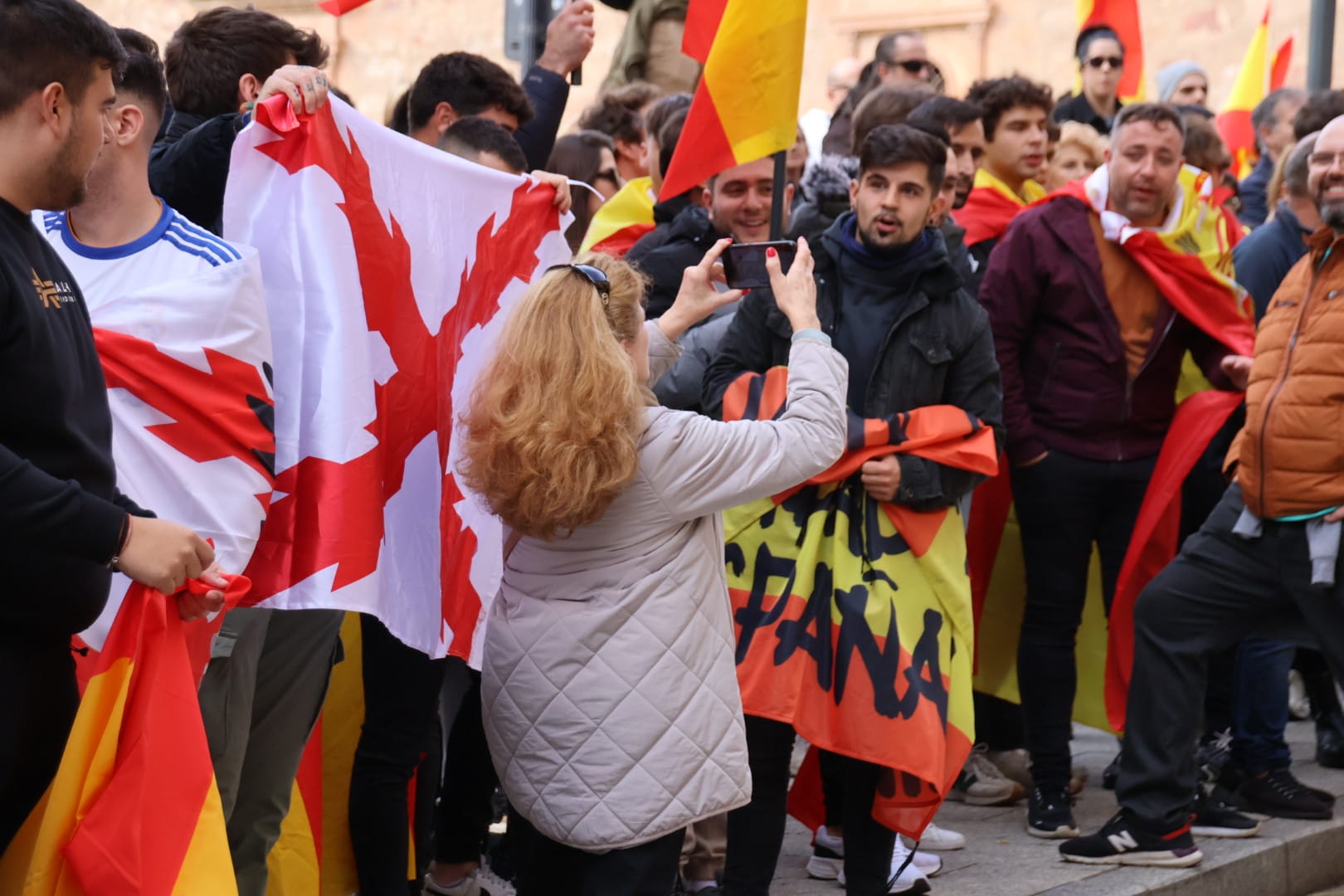 Miles de manifestantes se trasladan hasta la sede del PSOE para continuar las protestas contra los socialistas y la amnistía tras la manifestación del PP. Fotos Andrea M (8)