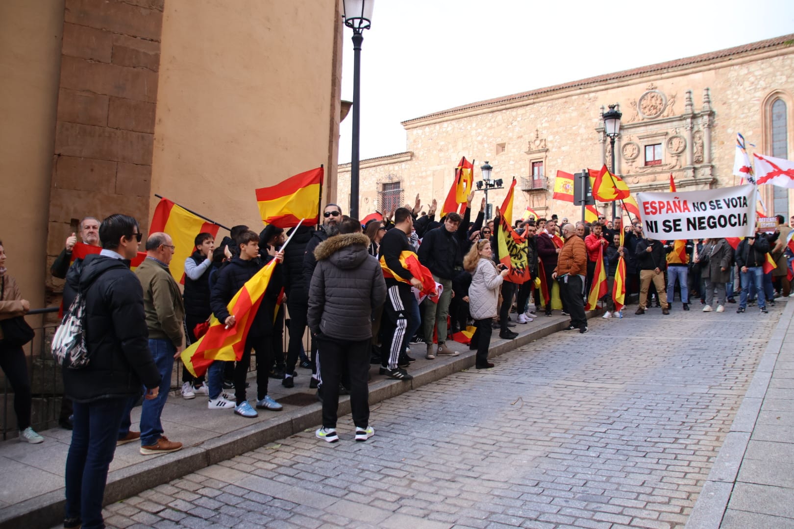 Miles de manifestantes se trasladan hasta la sede del PSOE para continuar las protestas contra los socialistas y la amnistía tras la manifestación del PP. Fotos Andrea M (11)