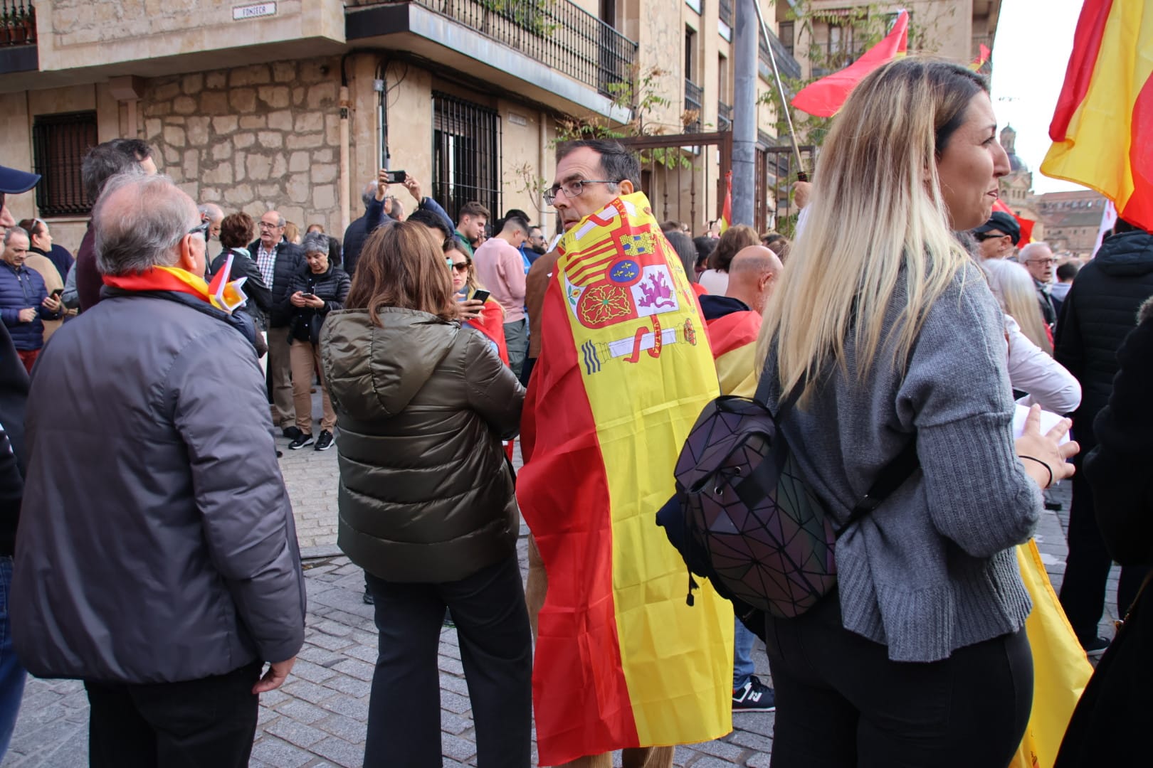 Miles de manifestantes se trasladan hasta la sede del PSOE para continuar las protestas contra los socialistas y la amnistía tras la manifestación del PP. Fotos Andrea M (12)