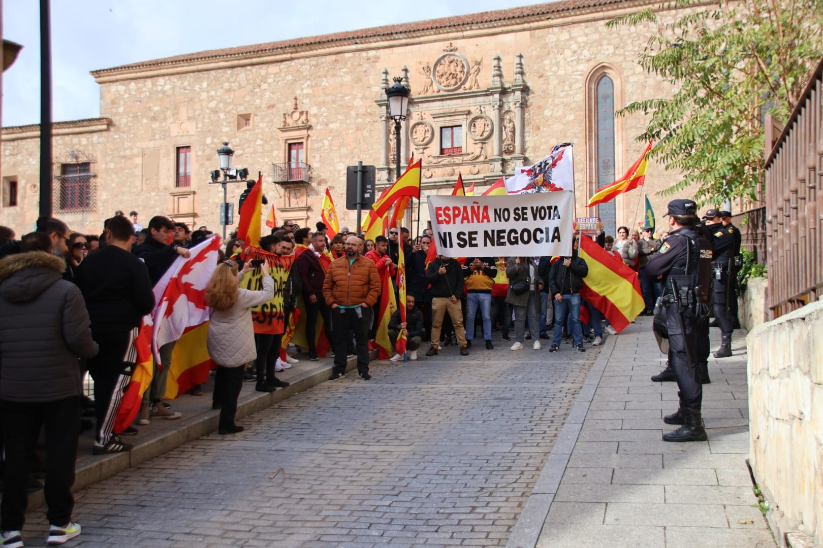 Miles de manifestantes se trasladan hasta la sede del PSOE para continuar las protestas contra los socialistas y la amnistía tras la manifestación del PP. Fotos Andrea M (13)