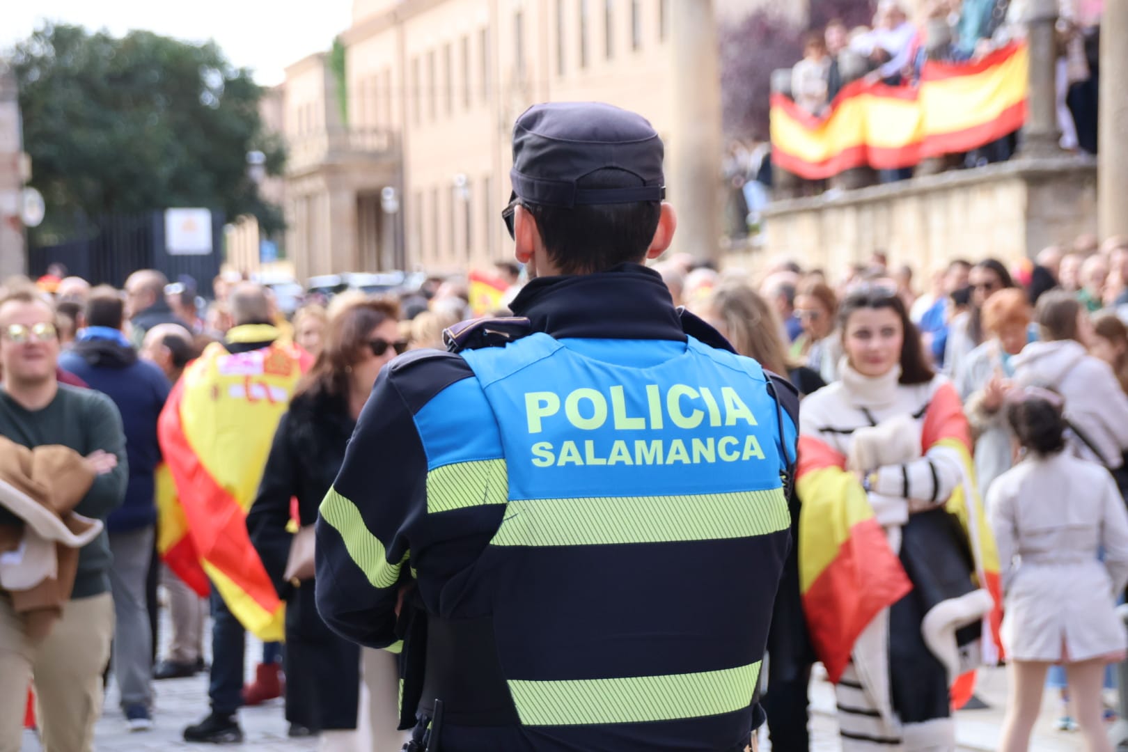 Miles de manifestantes se trasladan hasta la sede del PSOE para continuar las protestas contra los socialistas y la amnistía tras la manifestación del PP. Fotos Andrea M (17)