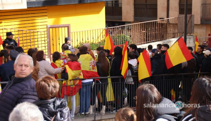 Miles de manifestantes se trasladan hasta la sede del PSOE para continuar las protestas contra los socialistas y la amnistía tras la manifestación del PP. Fotos Andrea M (18)