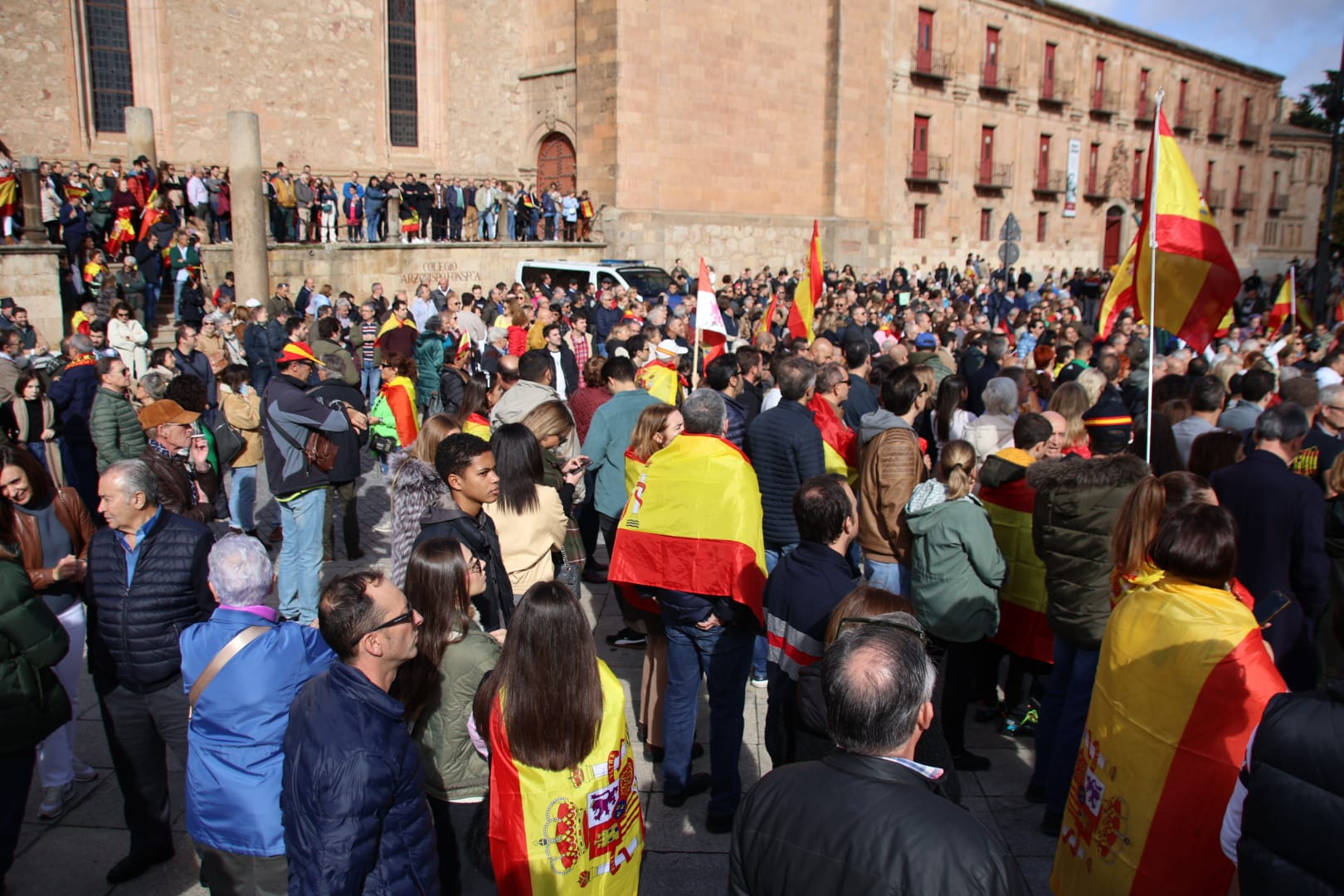 Miles de manifestantes se trasladan hasta la sede del PSOE para continuar las protestas contra los socialistas y la amnistía tras la manifestación del PP. Fotos Andrea M (20)
