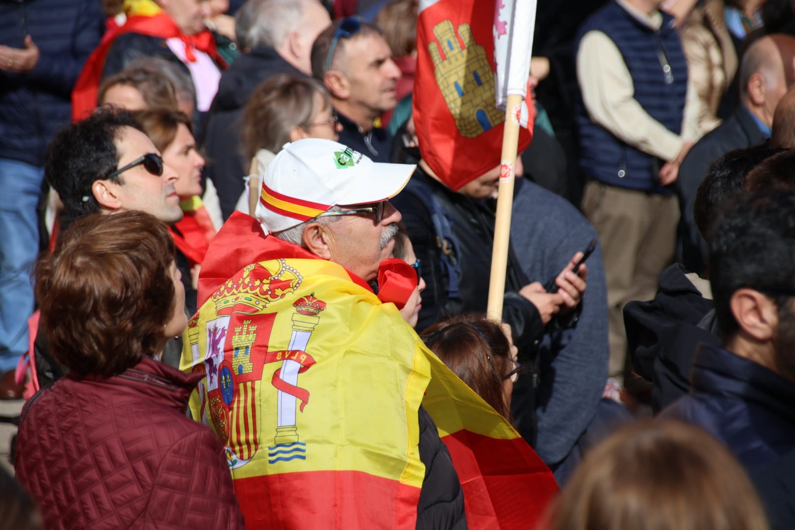 Miles de manifestantes se trasladan hasta la sede del PSOE para continuar las protestas contra los socialistas y la amnistía tras la manifestación del PP. Fotos Andrea M (21)