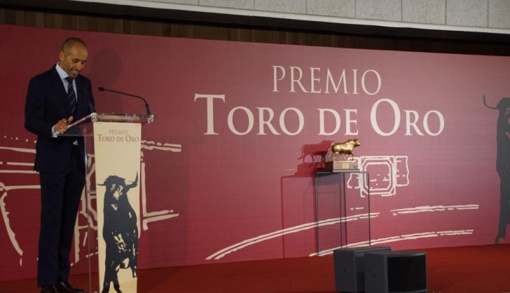 Entrega del premio del Toro de Oro a la ganadería de Vellosino por la Feria Taurina 2023 | Fotos: Juanes