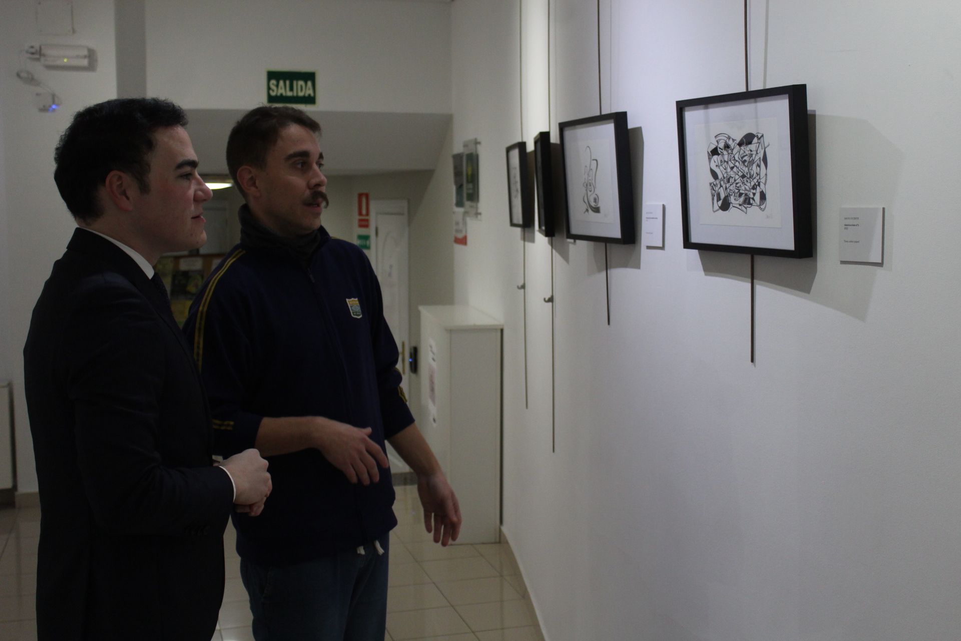 El concejal de Juventud, Pedro Martínez, inaugura la exposición ‘Las líneas que nos dan forma’