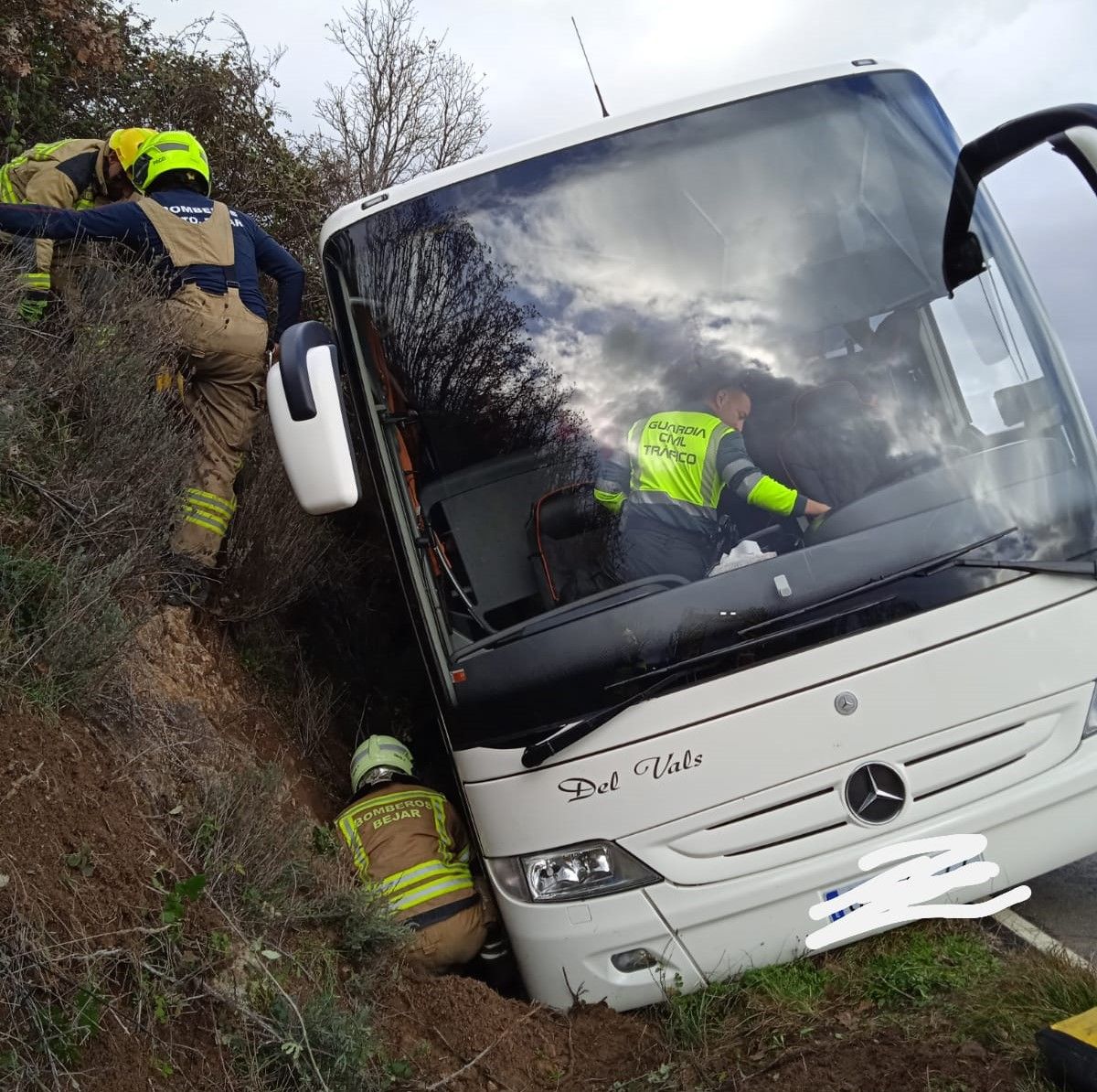 Autobús accidentado en Colmenar | Fotos Bomberos Béjar