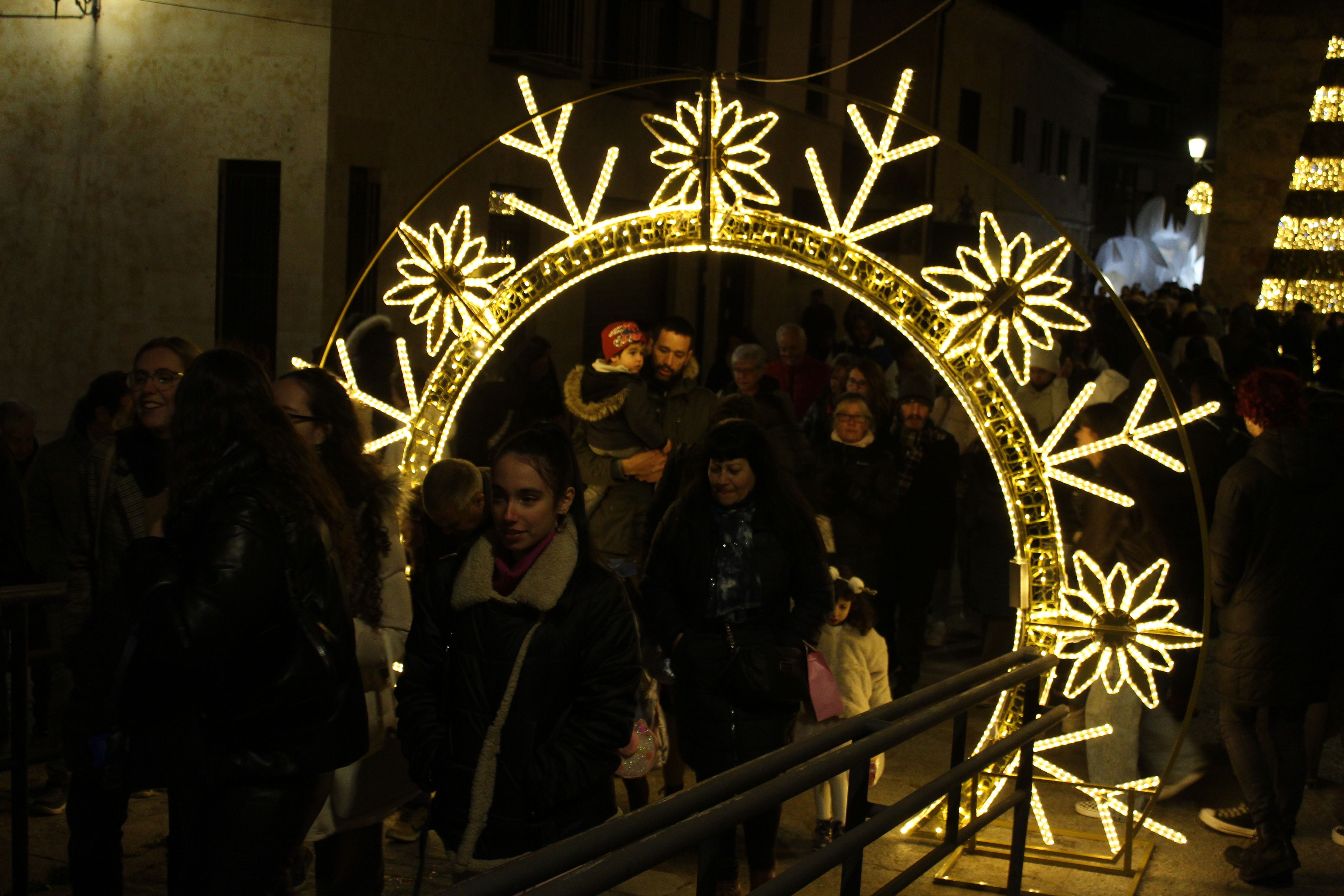 El alcalde hace la inaguración de la iluminación navideña en el Patio Chico.