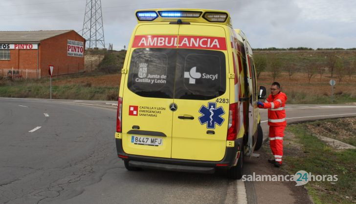 Herido un varón tras salirse de la vía y caer de la moto en la que viajaba en Villares de la Reina. Fotos Carlos H (5)