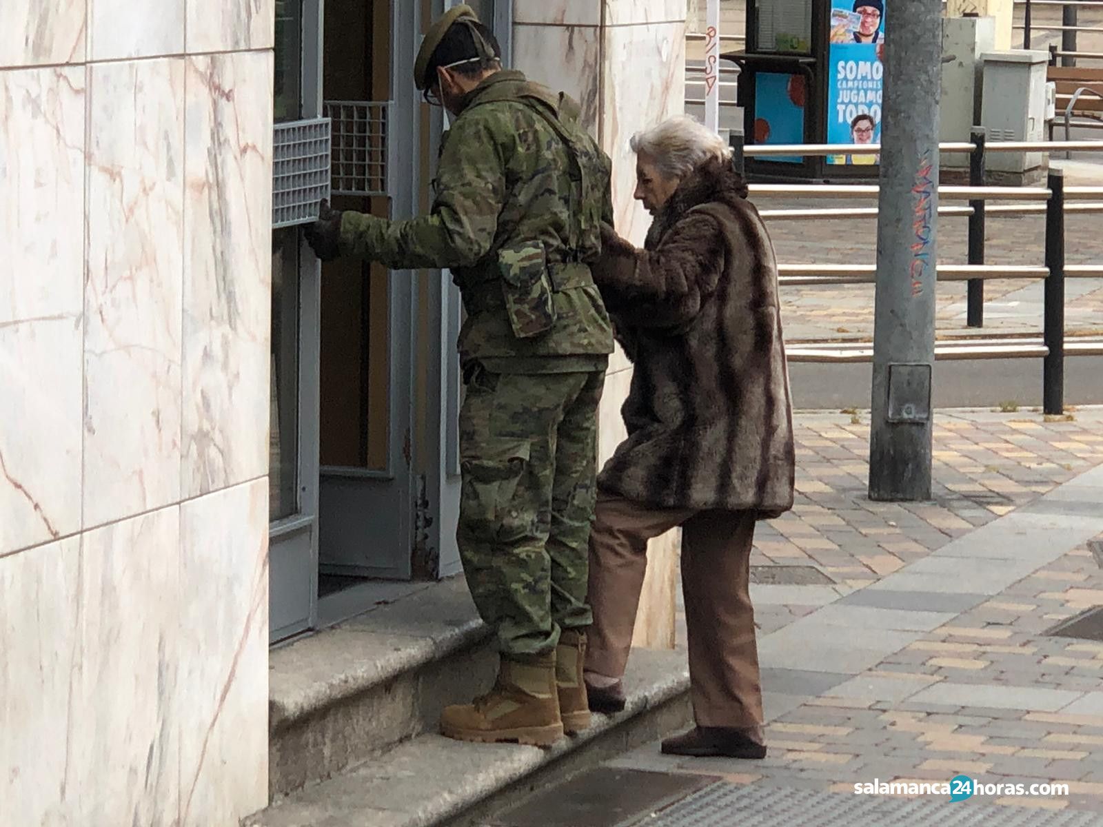  Militares ayudando a una abuela 8 