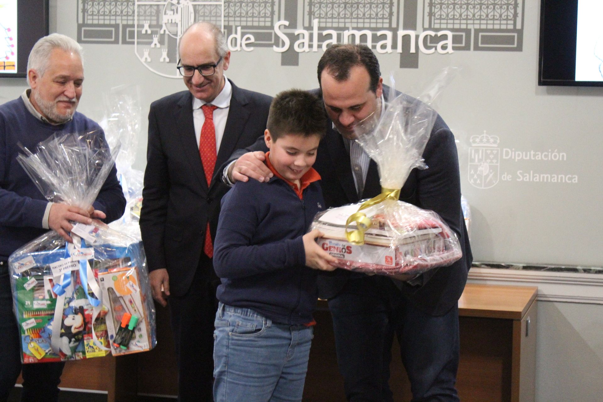 Entrega los premios a los escolares ganadores del IX Concurso de Postales Navideñas.