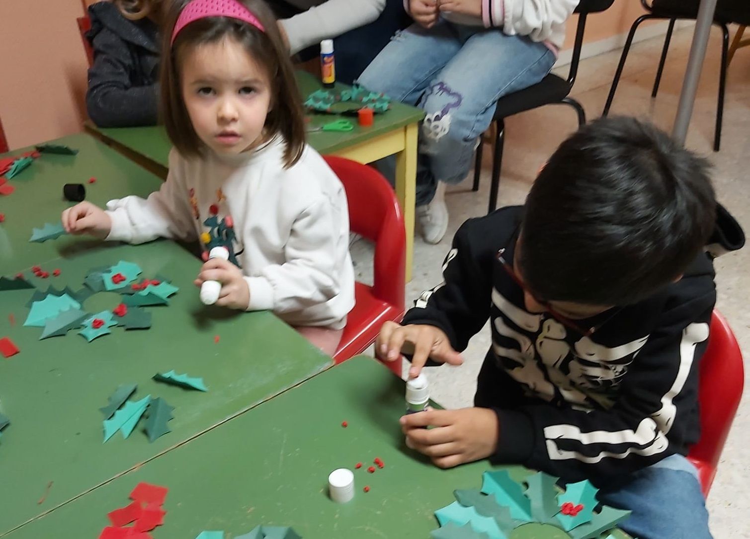 Un taller de adornos de acebos para niños en Terradillos  (1)