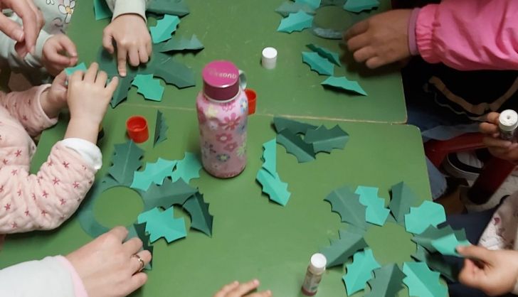 Un taller de adornos de acebos para niños en Terradillos  (10)