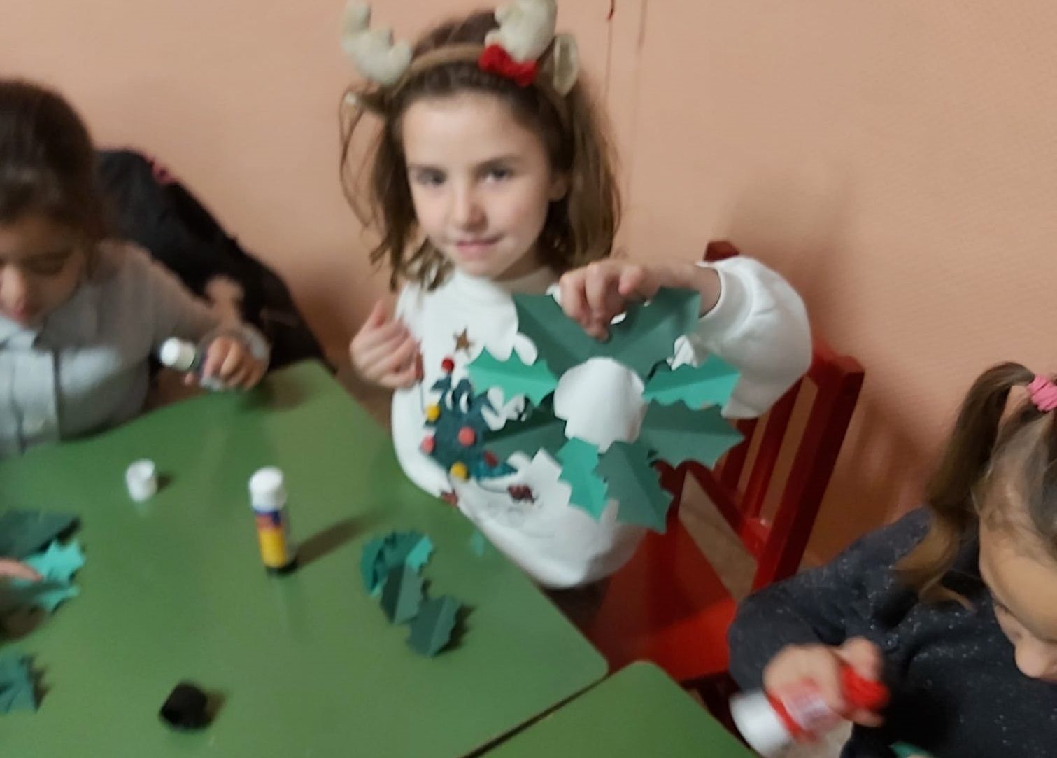 Un taller de adornos de acebos para niños en Terradillos  (8)