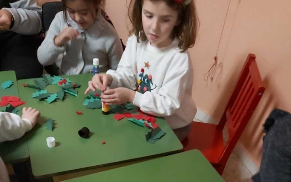 Un taller de adornos de acebos para niños en Terradillos  (1)