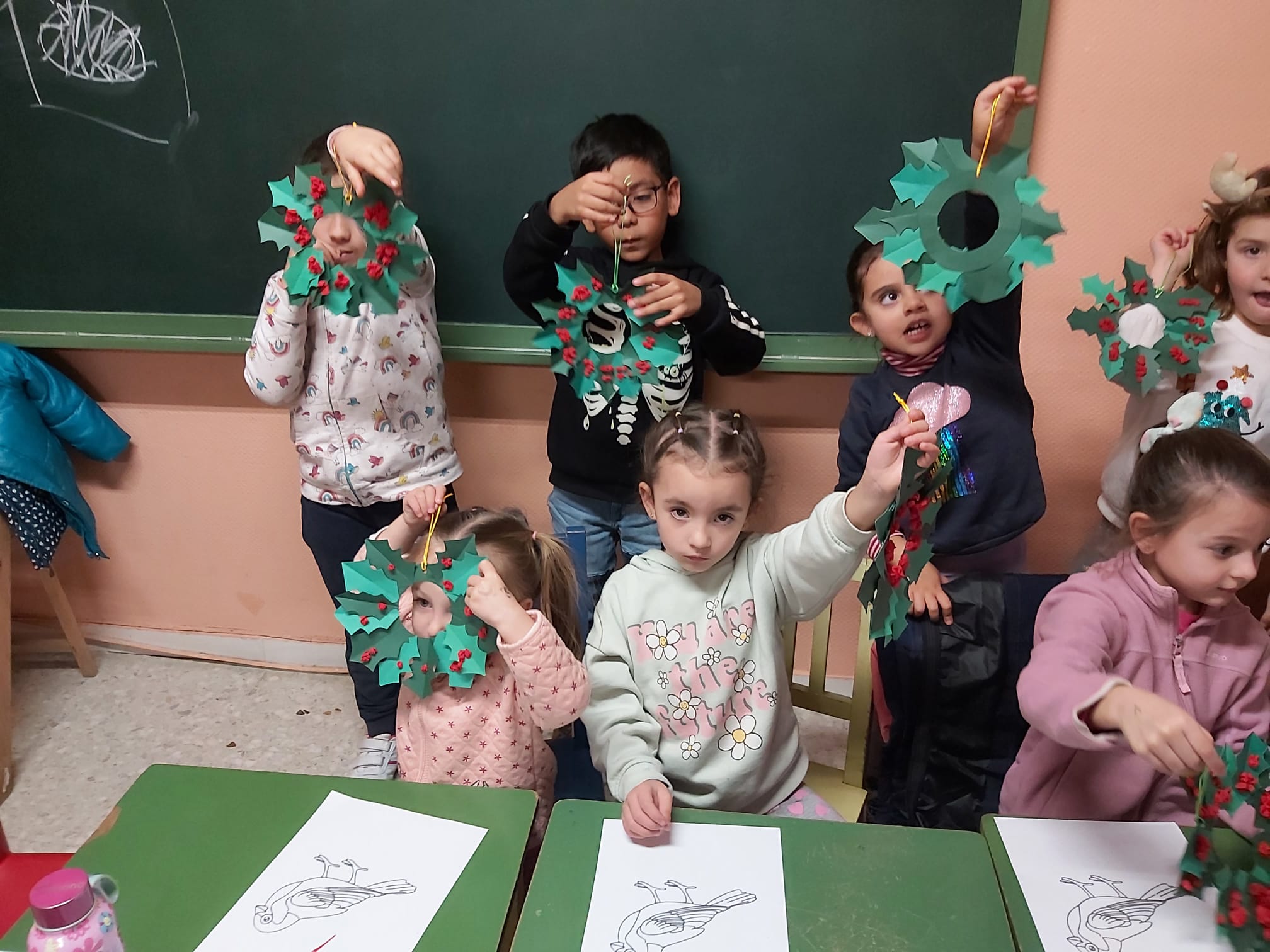 Un taller de adornos de acebos para niños en Terradillos  (7)