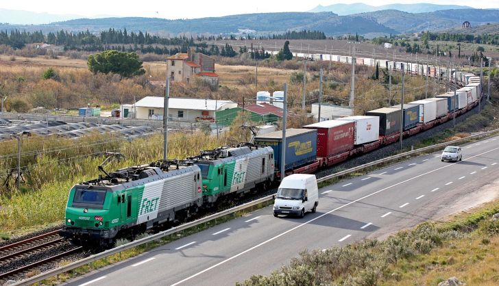 Trenes en línea circulando por una autopista ferroviaria   Foto empresa VIIA (1)