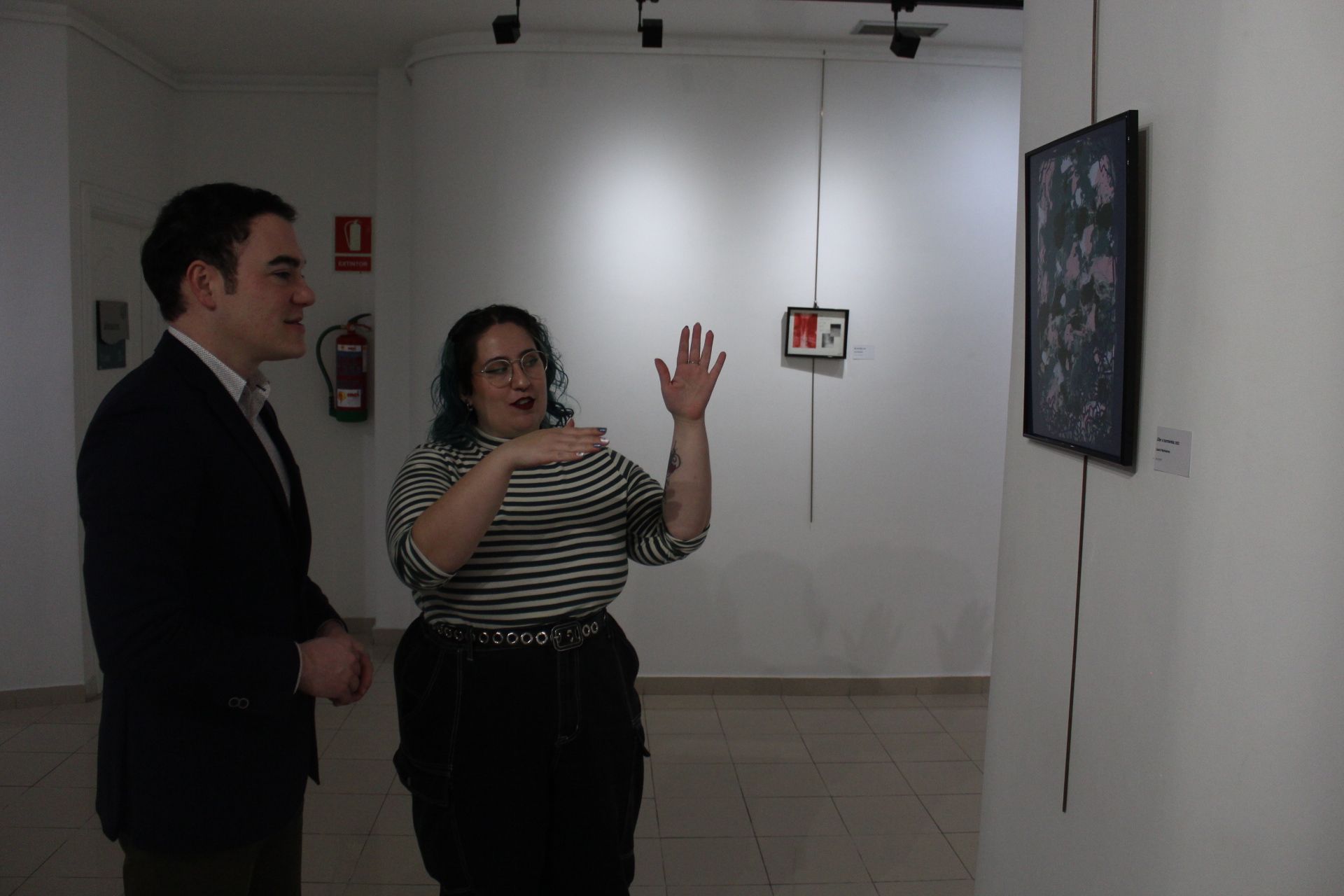El concejal de Juventud, Pedro Martínez, inaugura la exposición ‘Entrañas’