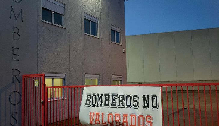 Pancartas de protesta en el parque de bomberos de Villares  (5)