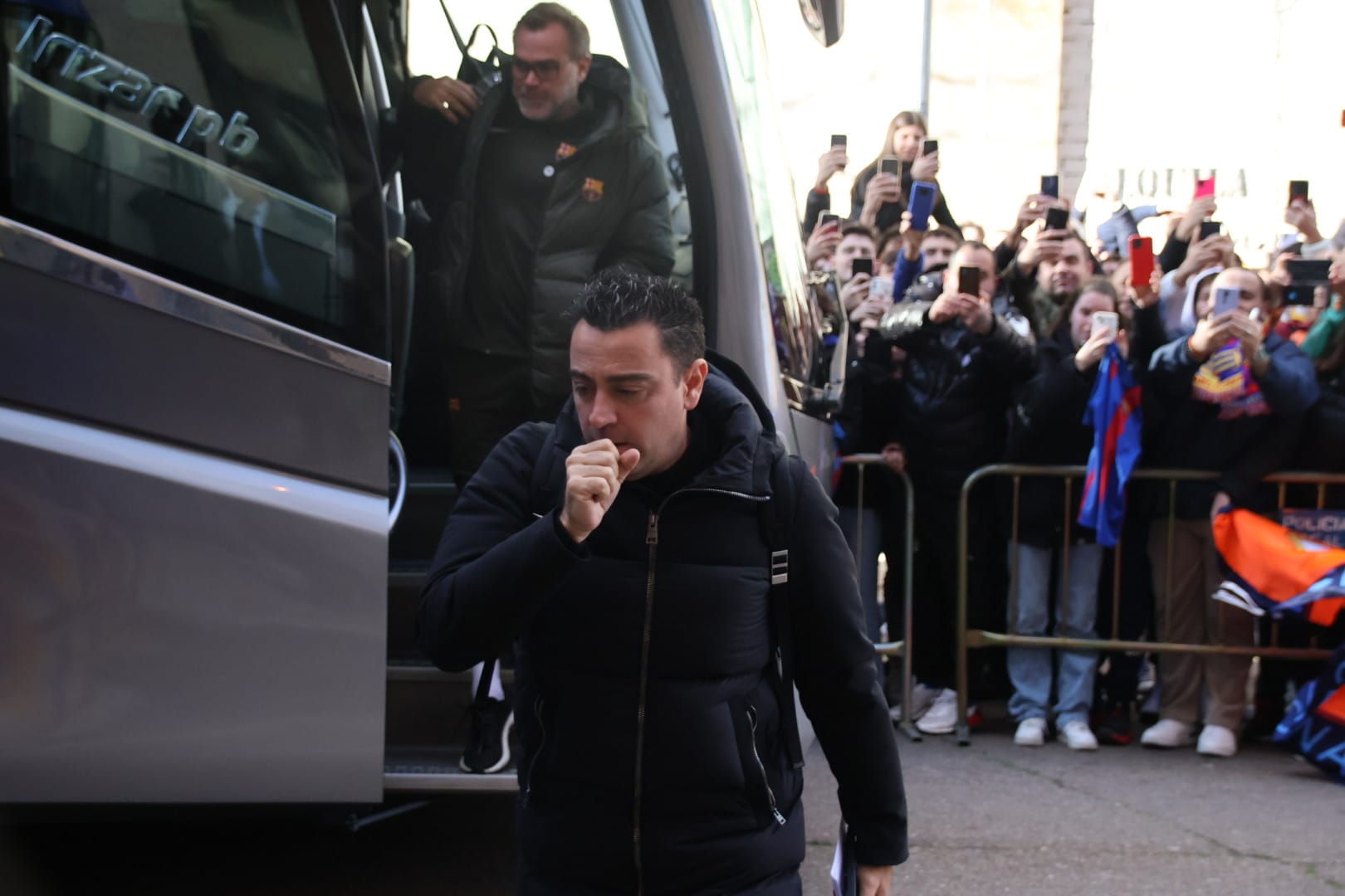 Xavi Hernández bajando del autocar del FC Barcelona en Salamanca 