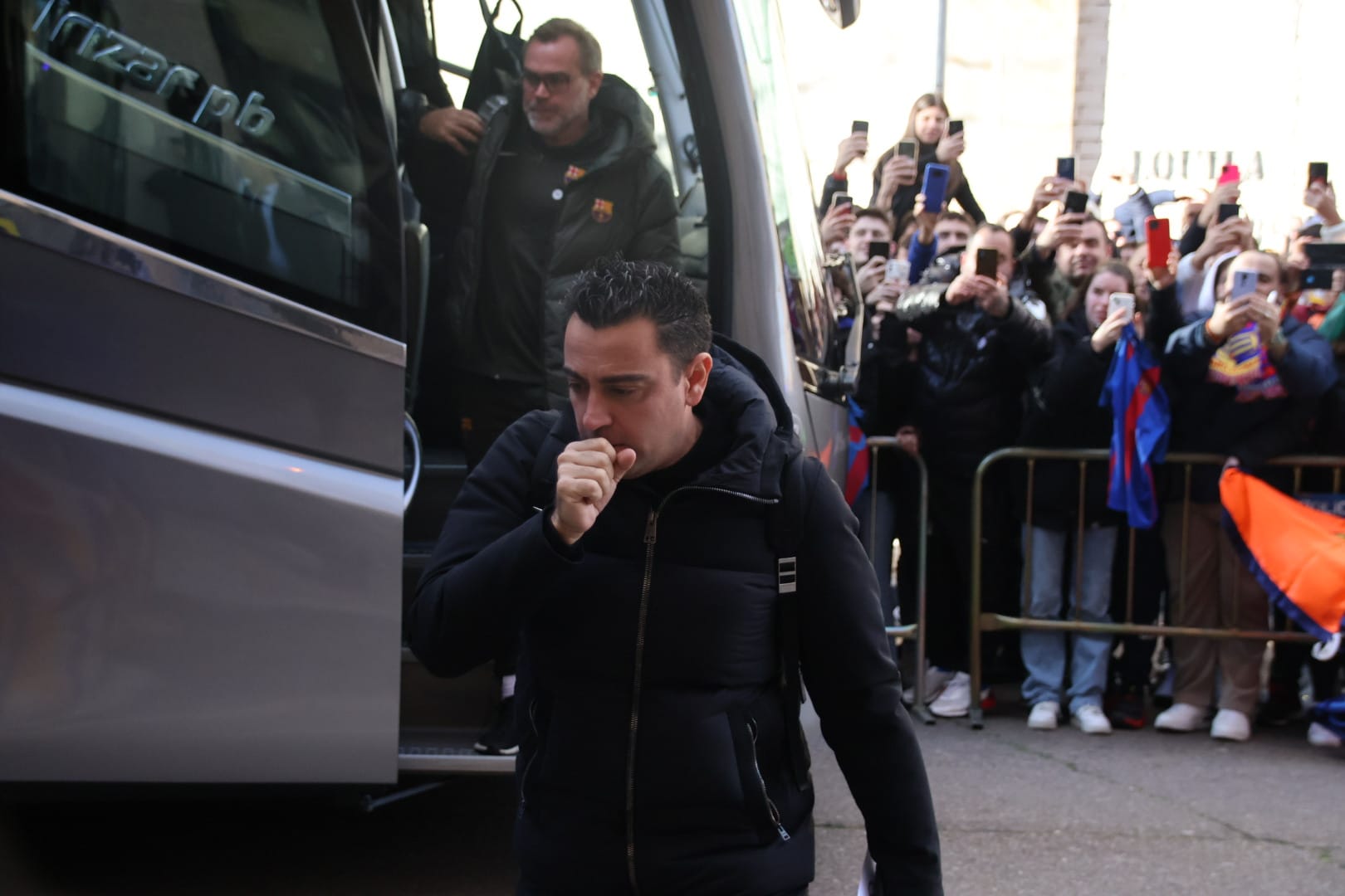 Xavi Hernández bajando del autocar del FC Barcelona en Salamanca 