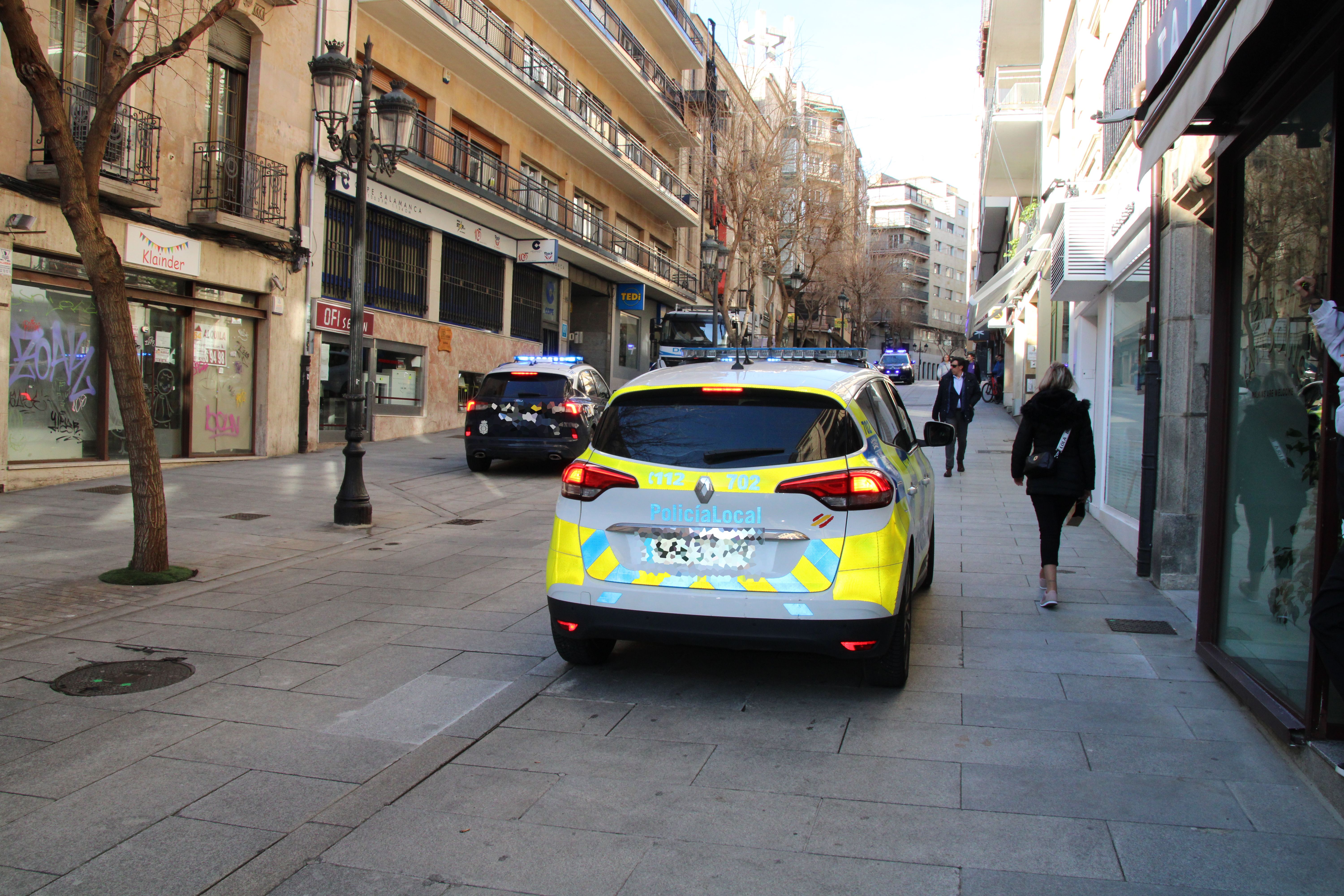 Importante movilización policial en la calle Sol Oriente (4)