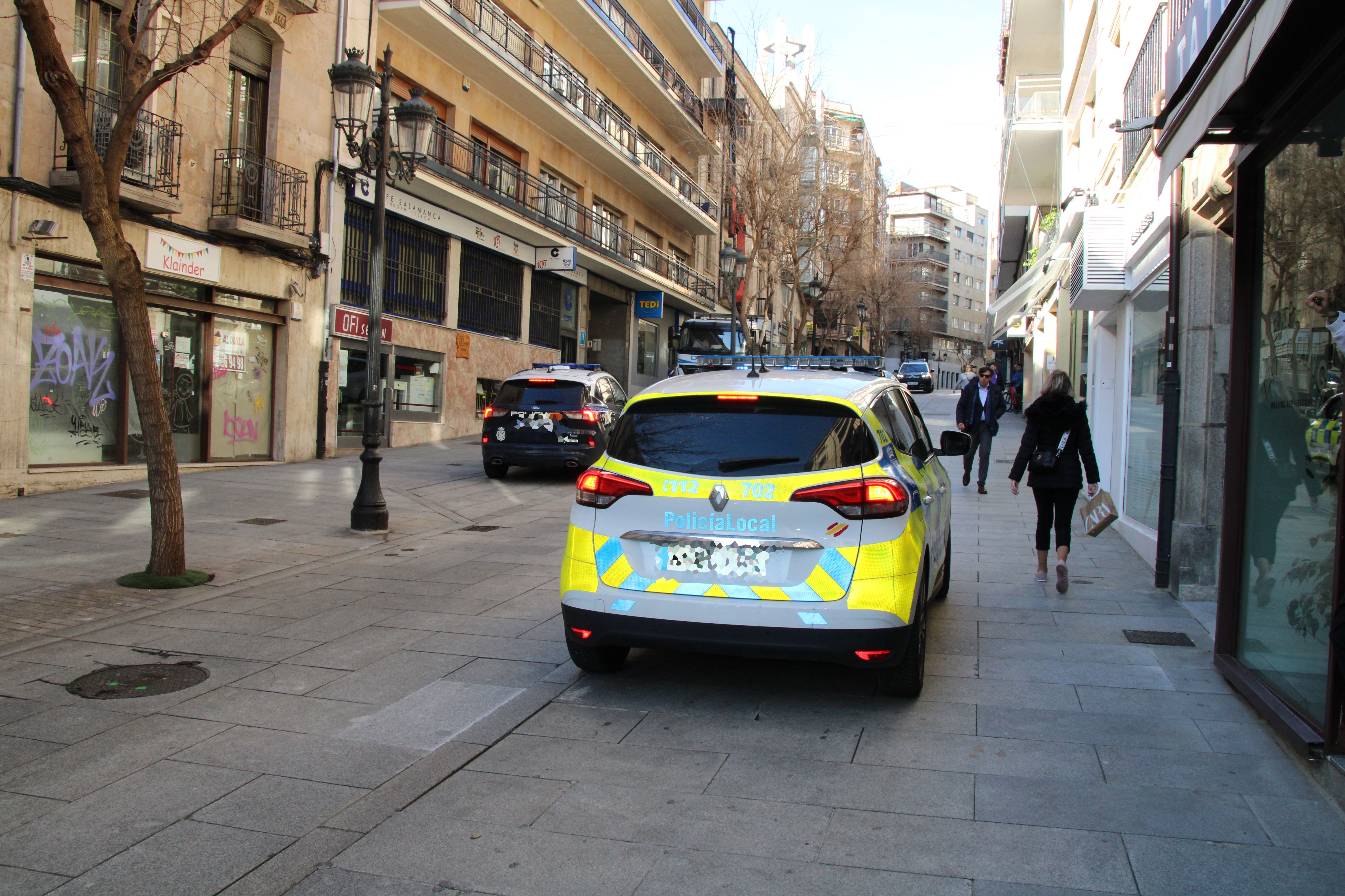 Importante movilización policial en la calle Sol Oriente (5)