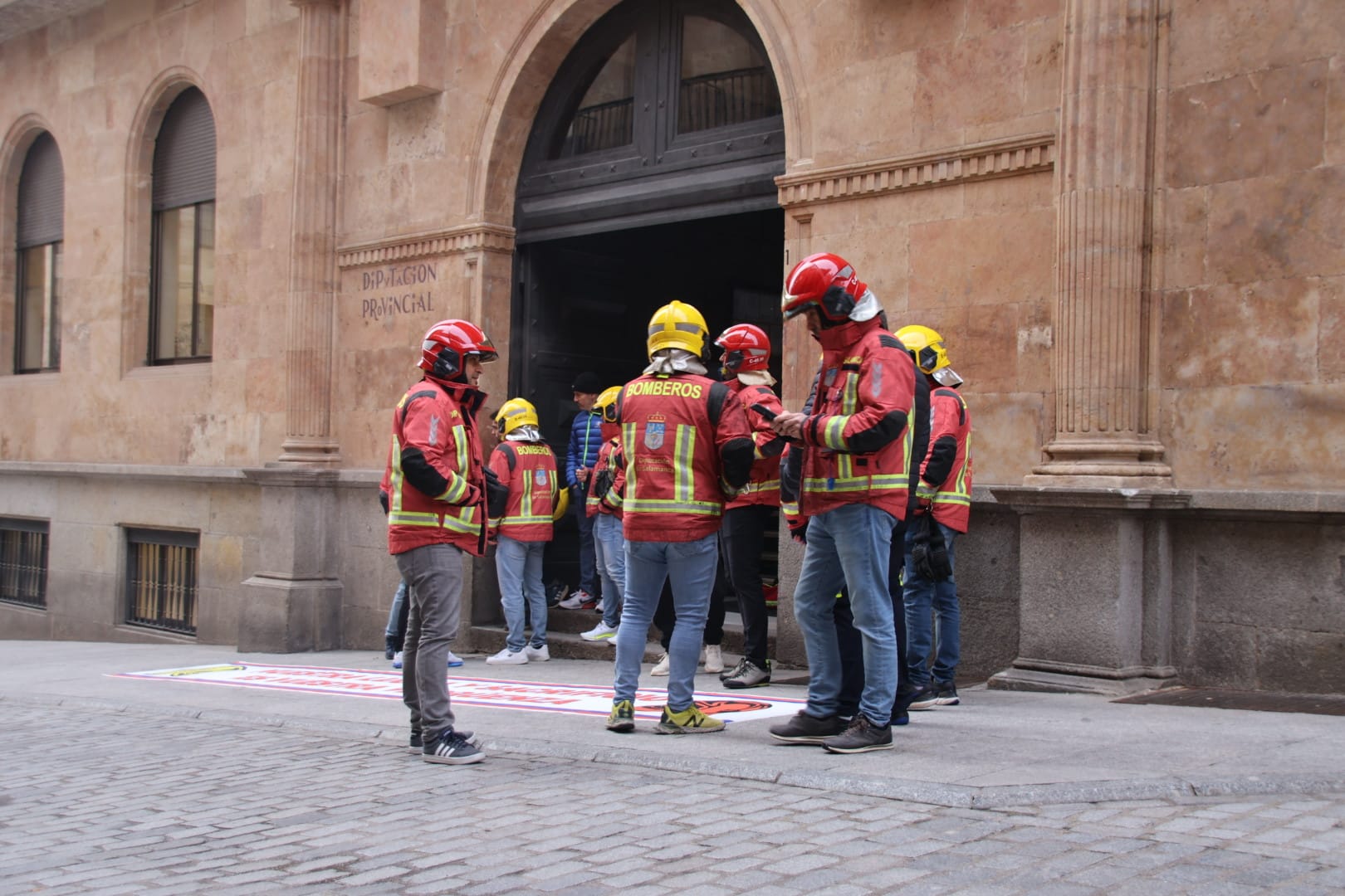 Los bomberos del parque de Villares de la Reina protestan a las puertas de la Diputación de Salamanca 