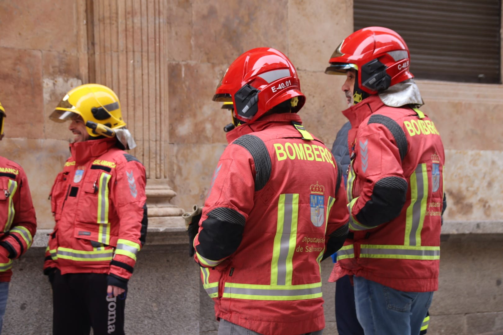 Los bomberos del parque de Villares de la Reina protestan a las puertas de la Diputación de Salamanca 