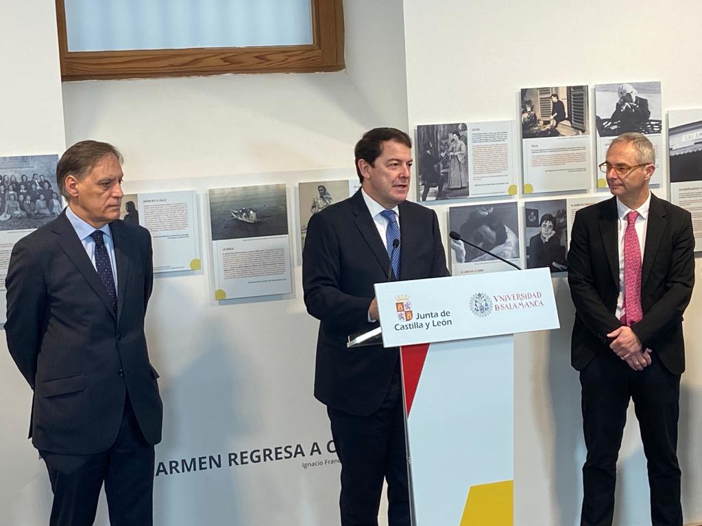 Alfonso Fernández Mañueco, Carlos García Carbayo y Ricardo Rivero rindiendo homenaje a Carmen Martín Gaite en el Centro Internacional del Español