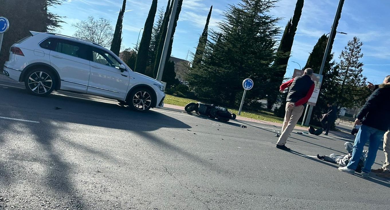Accidente entre un turismo y una moto en la avenida de San Agustín