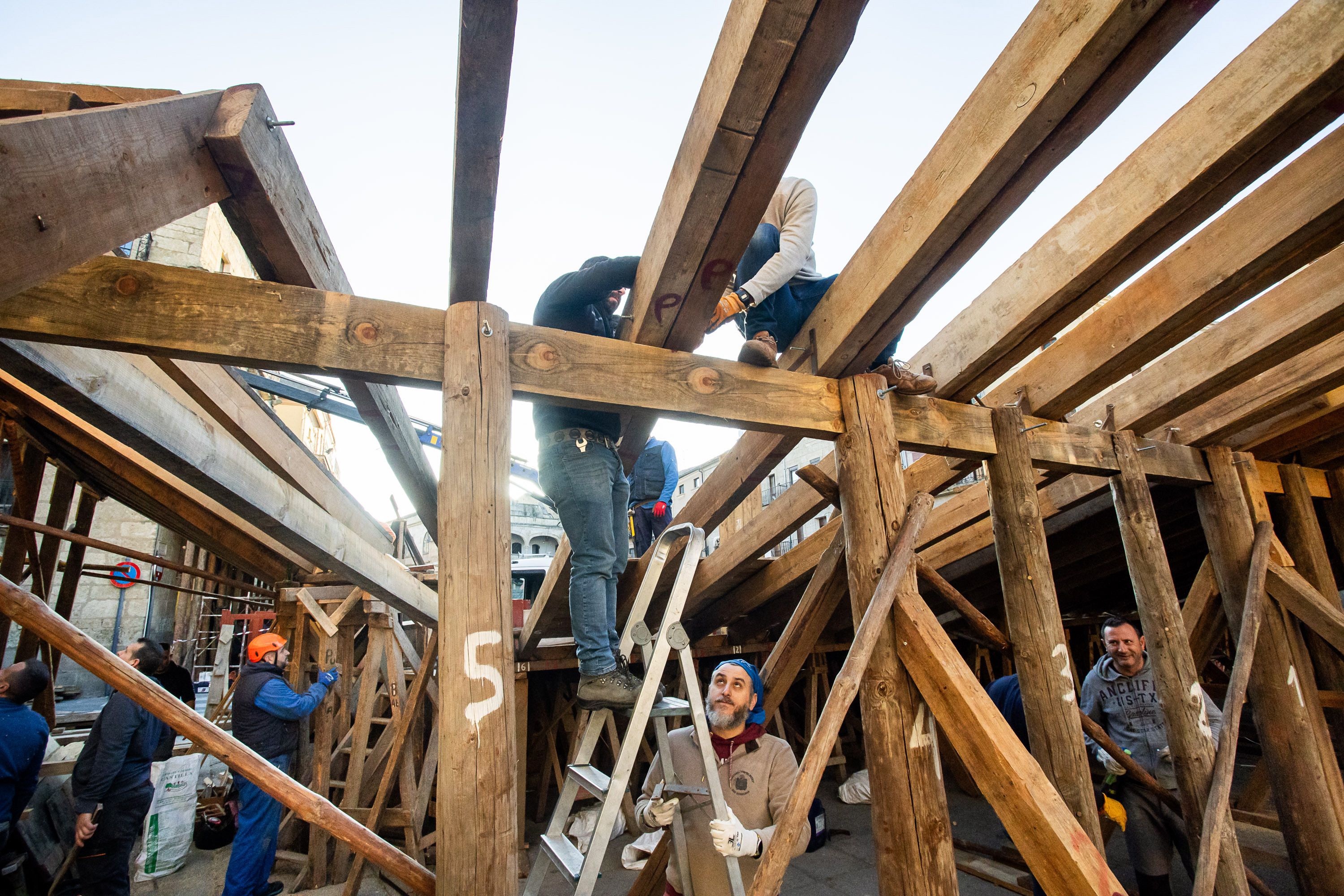 Los vecinos de Ciudad Rodrigo comienzan a montar el tablao de la Plaza de Toros - ICAL