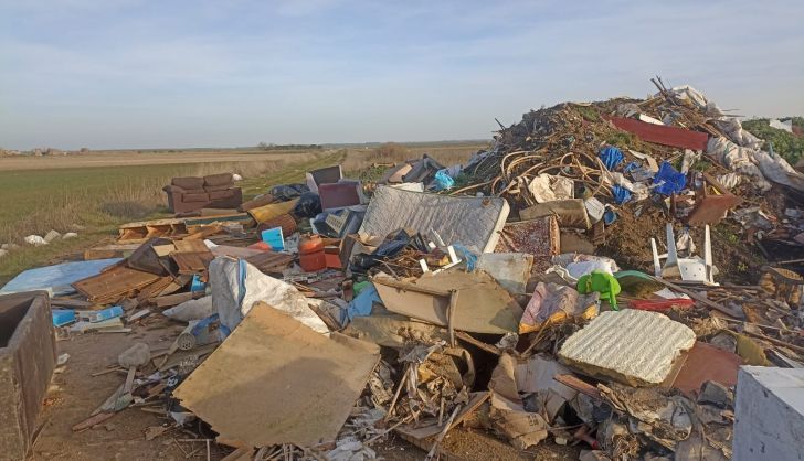 Escombros y basura en La Vellés denunciado por el alcalde