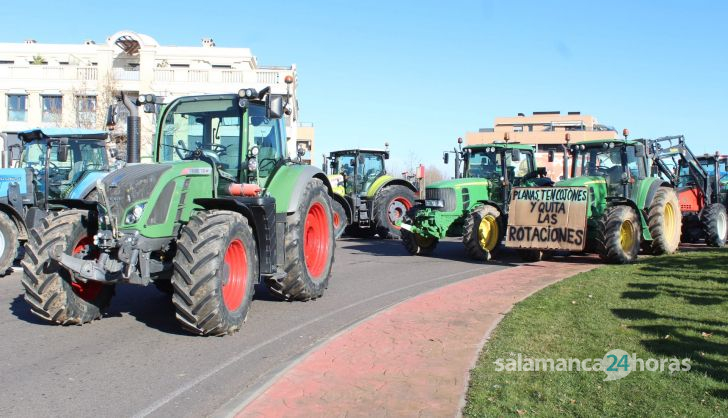 Continúa la tractorada en la rotonda de la Fontana en la tarde de este martes (6)