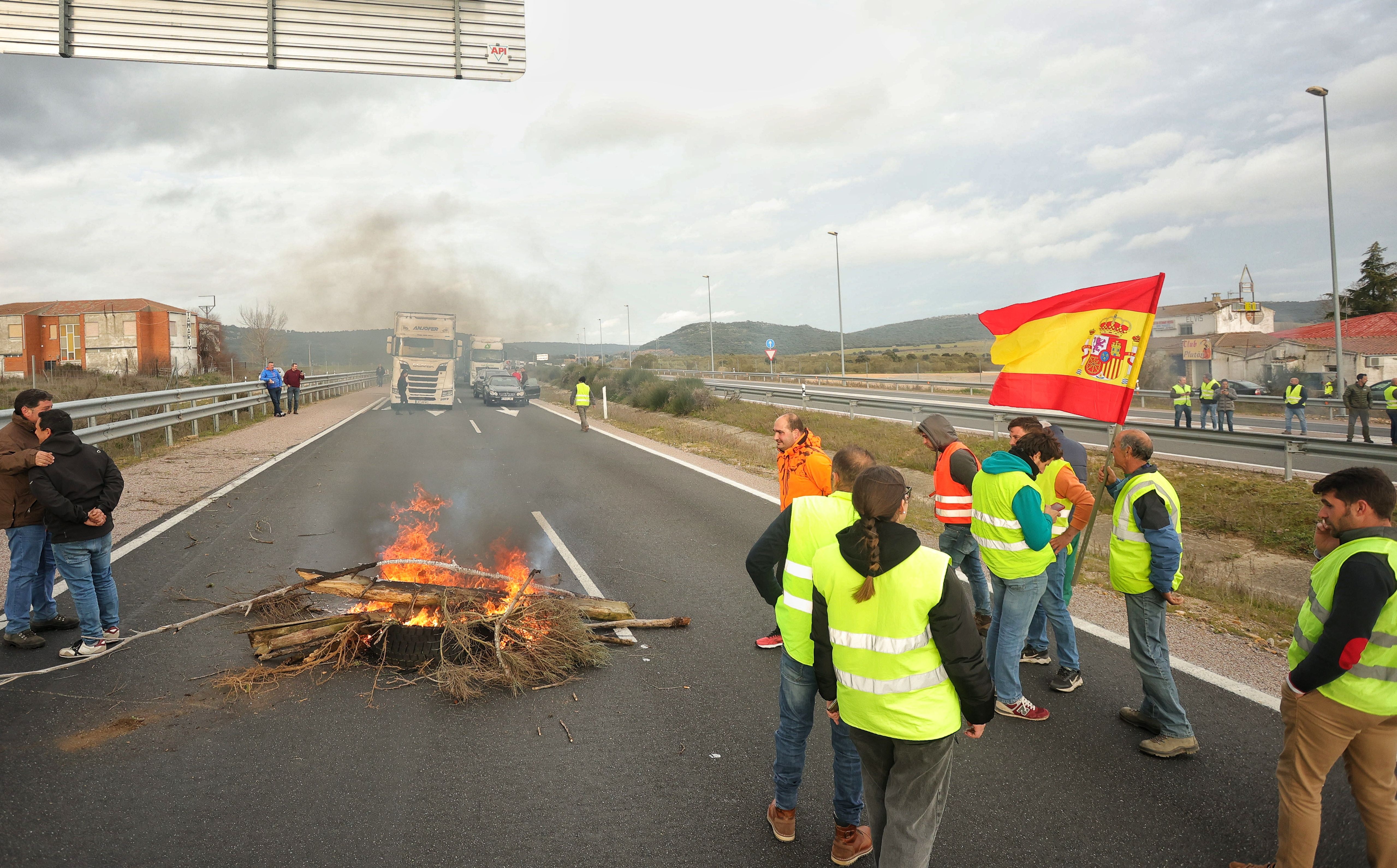 Agricultores y ganaderos cortan la autovía A-62 y N-620 en Ciudad Rodrigo - Vicente (ICAL)