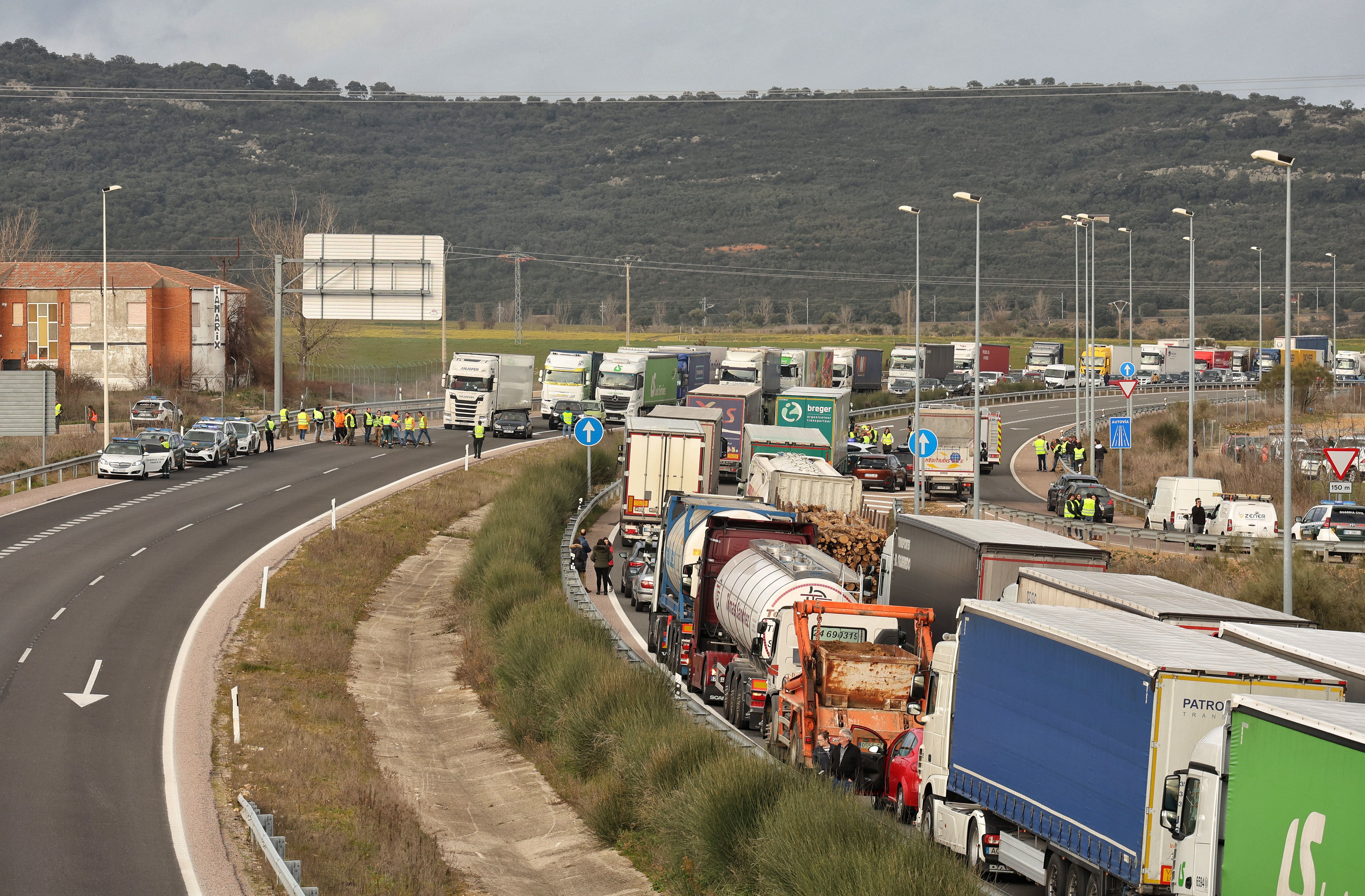 Agricultores y ganaderos cortan la autovía A-62 y N-620 en Ciudad Rodrigo - Vicente (ICAL)