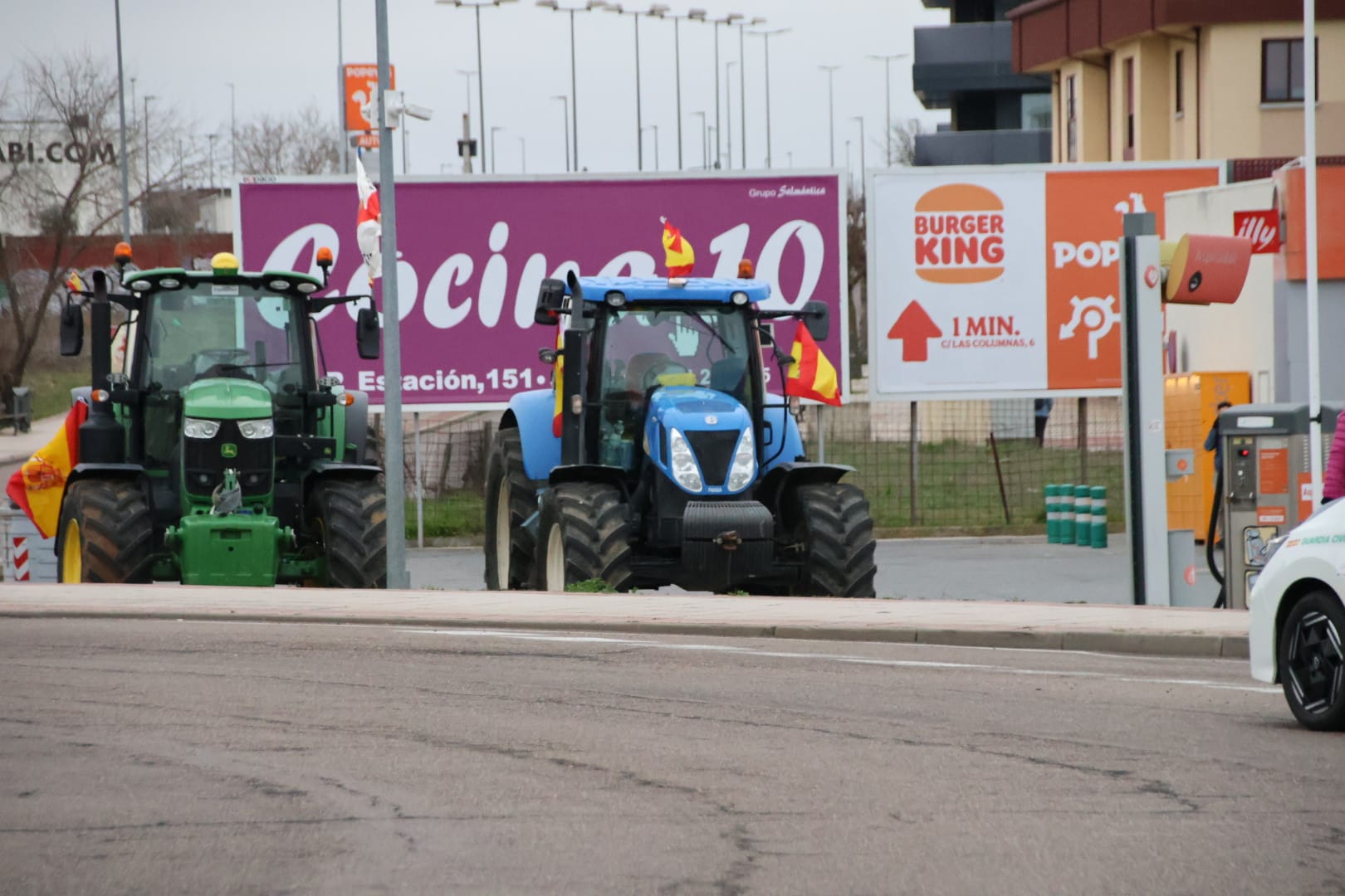 Primeros tractores y Guardia Civil en la zona de la Fontana. Fotos Andrea M.