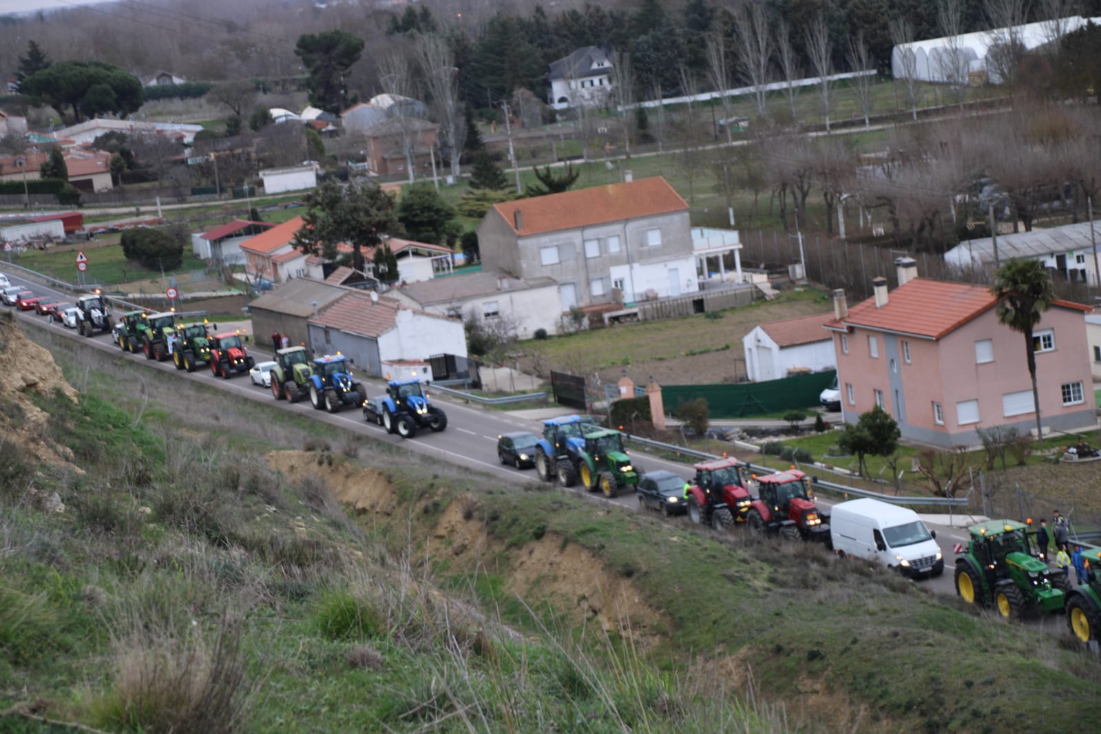 Tractores por la carretera de Aldealengua. Fotos Javier S (5)