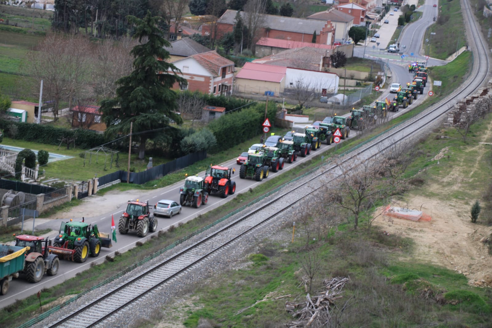 Tractores por la carretera de Aldealengua. Fotos Javier S (1)