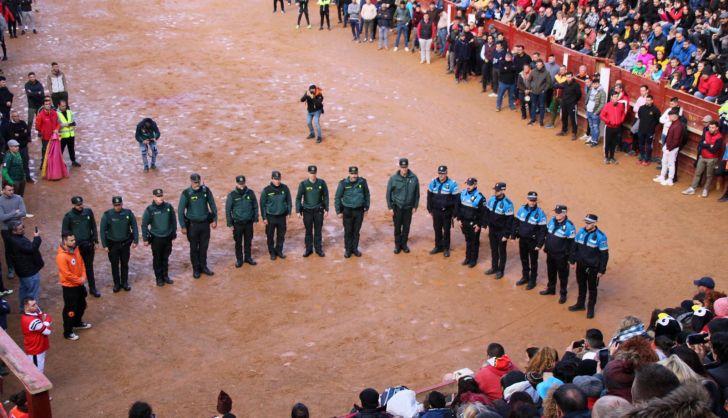Minuto de silencio en Ciudad Rodrigo por la muerte de dos agentes de la Guardia Civil en Barbate 