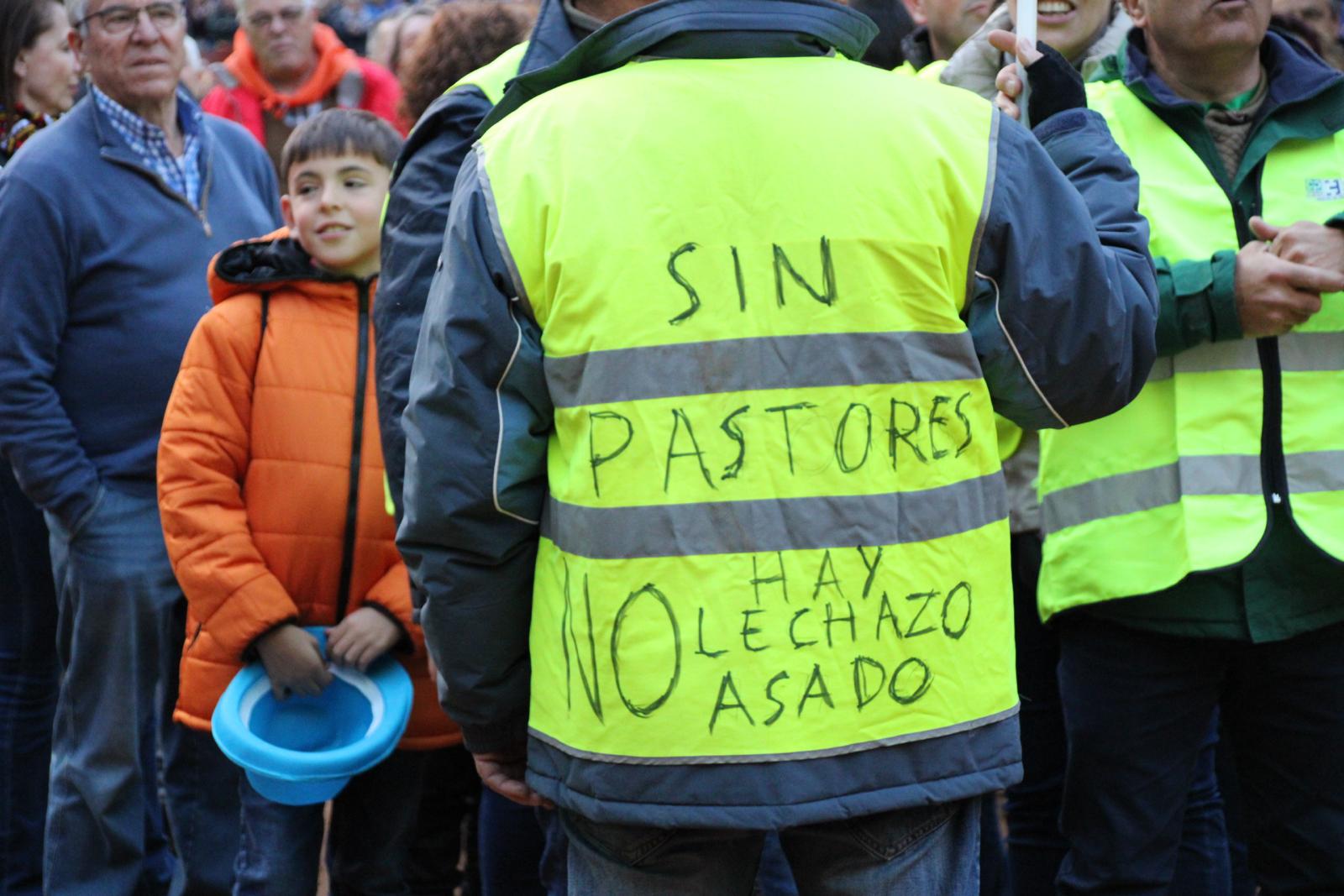 Ganaderos de Ciudad Rodrigo manifiestan sus reivindicaciones entre los aplausos del público en la Plaza Mayor (1)