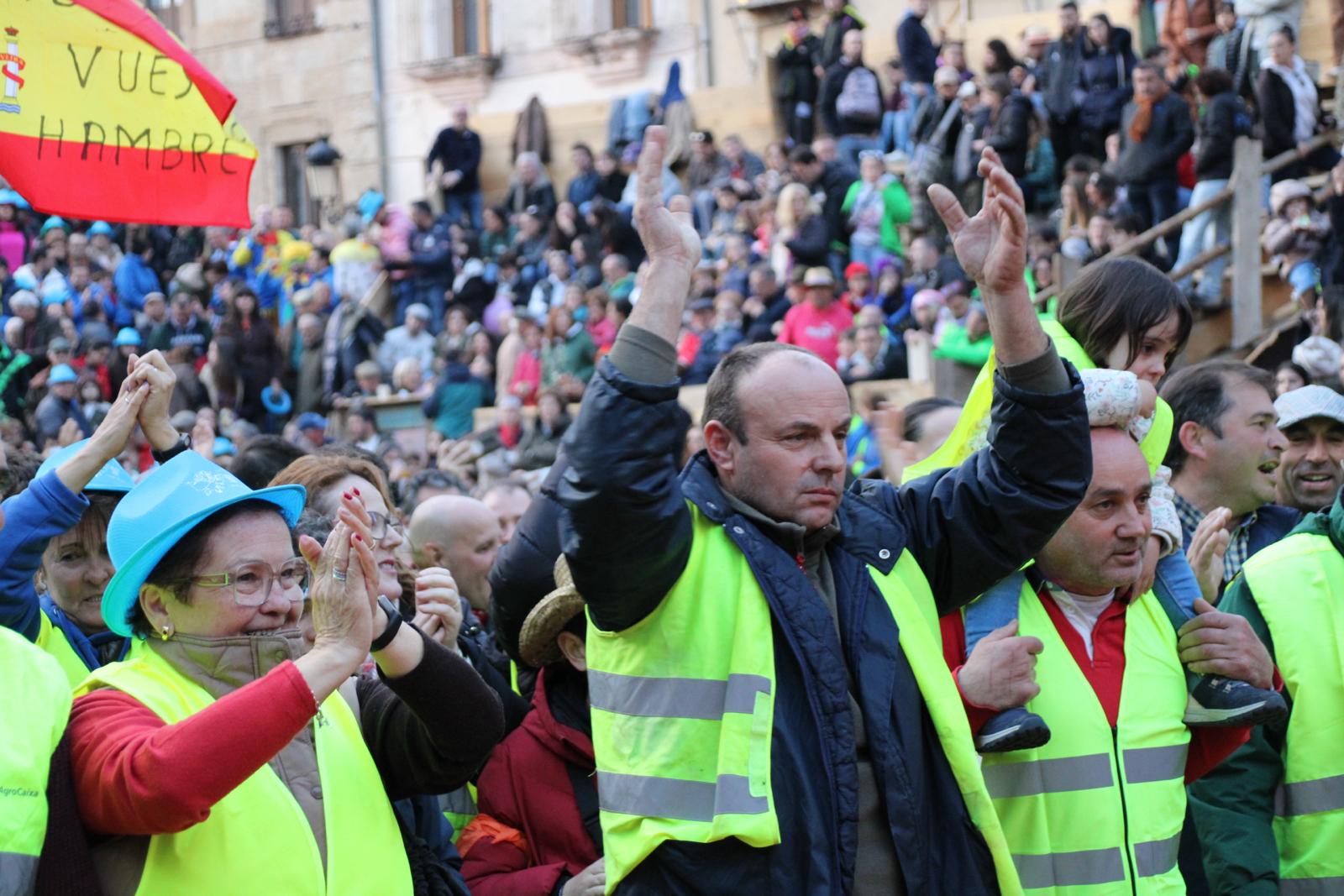 Ganaderos de Ciudad Rodrigo manifiestan sus reivindicaciones entre los aplausos del público en la Plaza Mayor (4)