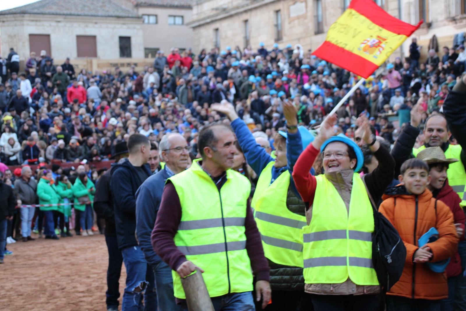 Ganaderos de Ciudad Rodrigo manifiestan sus reivindicaciones entre los aplausos del público en la Plaza Mayor (5)