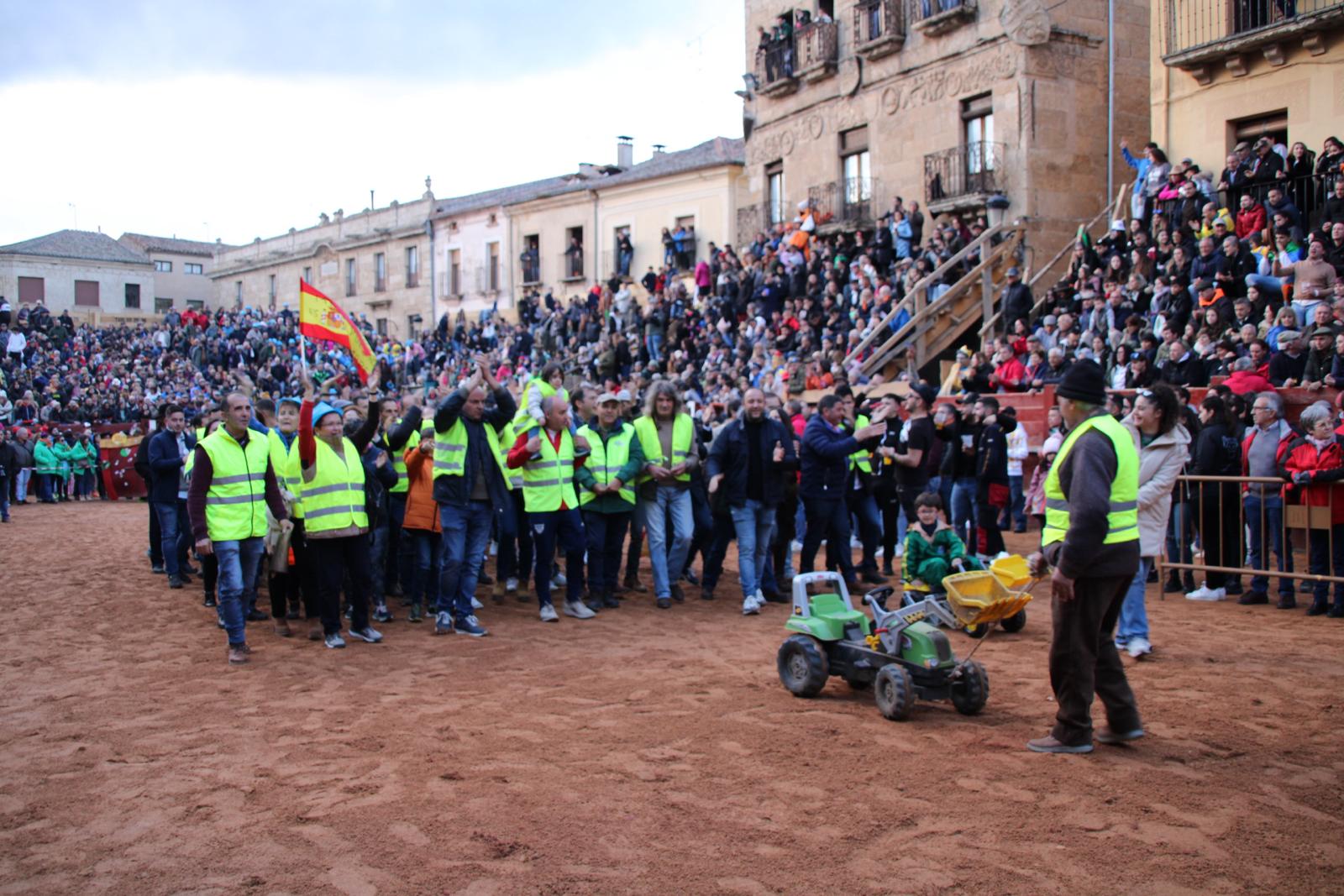 Ganaderos de Ciudad Rodrigo manifiestan sus reivindicaciones entre los aplausos del público en la Plaza Mayor (6)