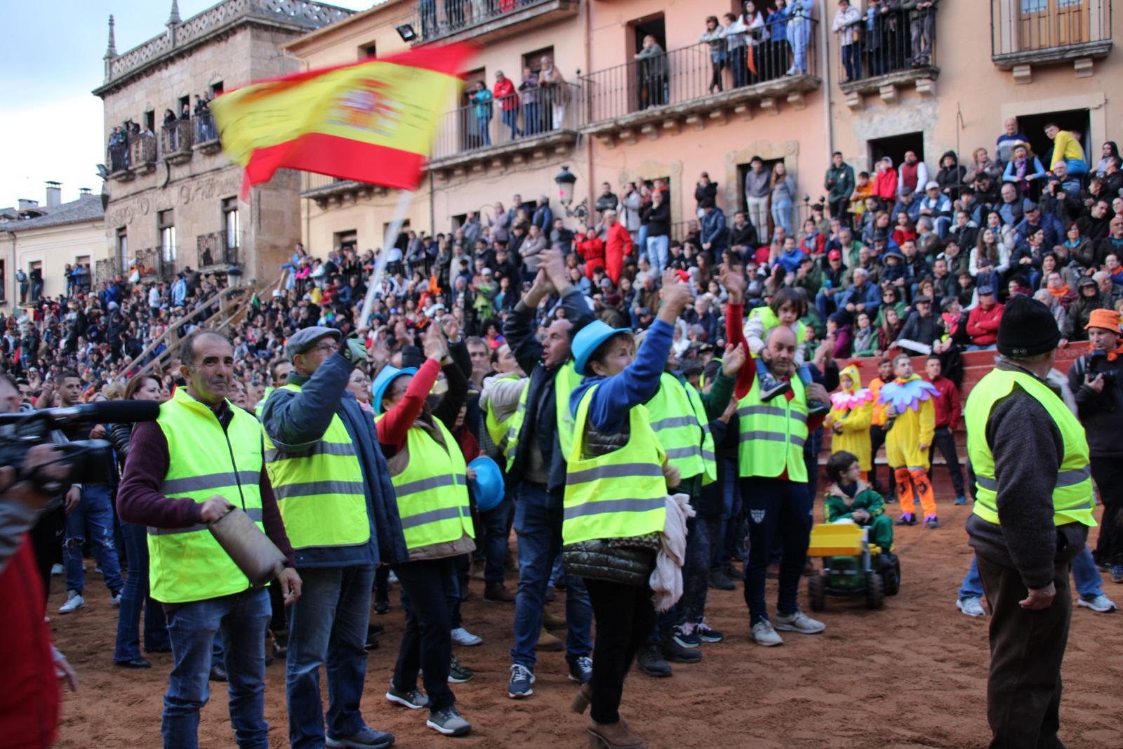 Ganaderos de Ciudad Rodrigo manifiestan sus reivindicaciones entre los aplausos del público en la Plaza Mayor (9)