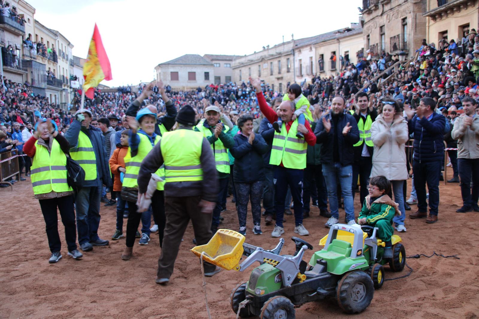 Ganaderos de Ciudad Rodrigo manifiestan sus reivindicaciones entre los aplausos del público en la Plaza Mayor (11)