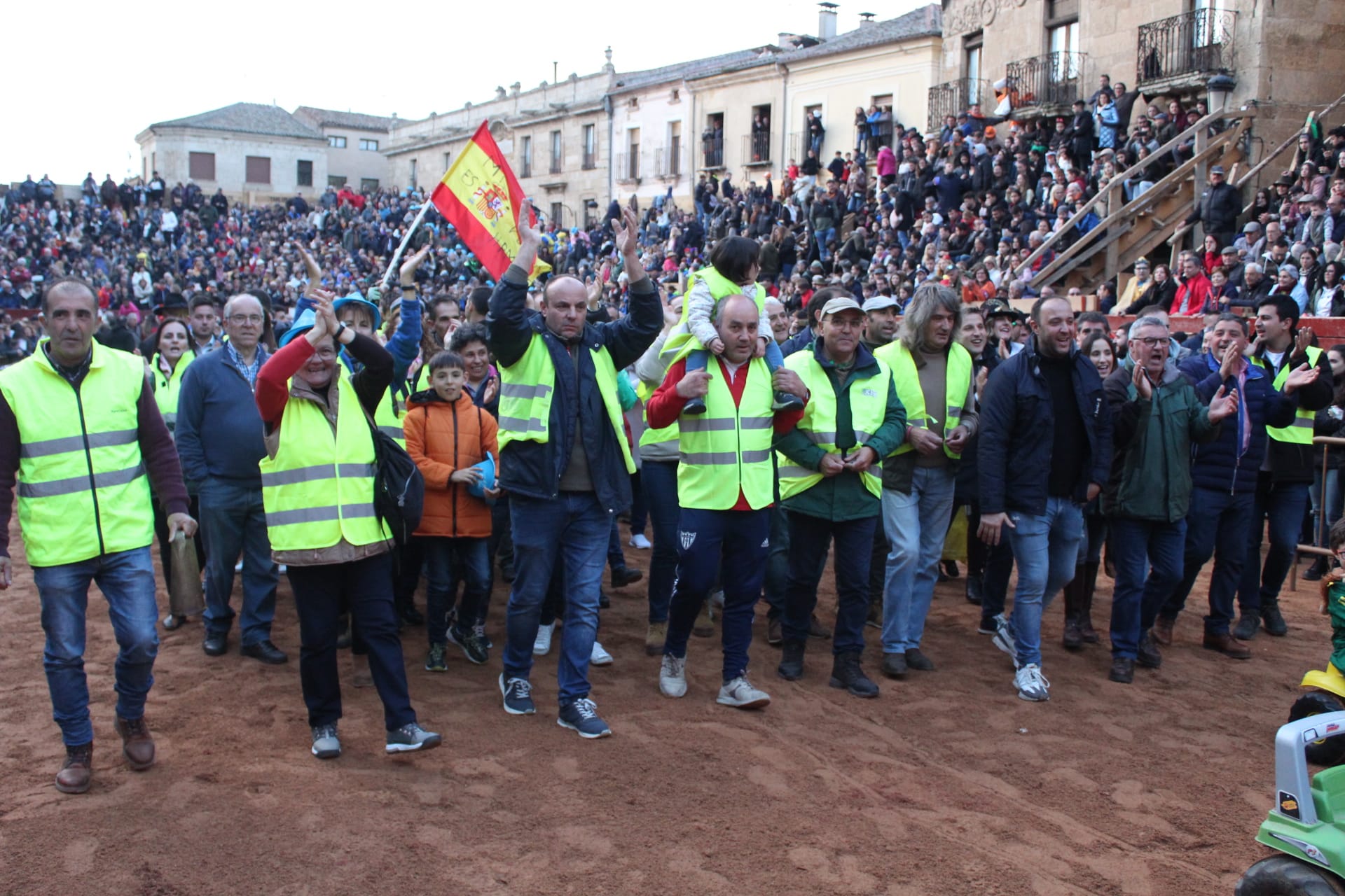 Ganaderos de Ciudad Rodrigo manifiestan sus reivindicaciones entre los aplausos del público en la Plaza Mayor  (7)