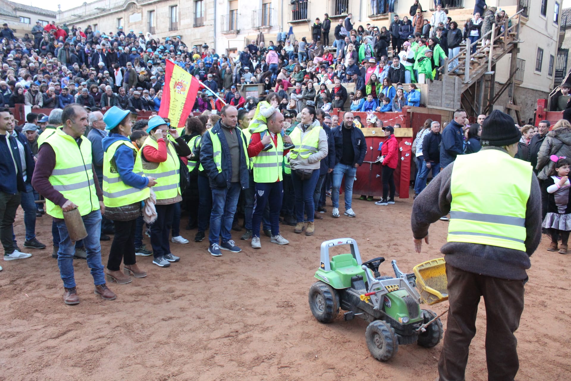 Ganaderos de Ciudad Rodrigo manifiestan sus reivindicaciones entre los aplausos del público en la Plaza Mayor  (6)